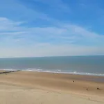 Steps From The Quiet Seaside Path Apartment *