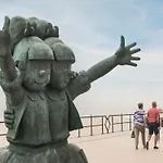 Steps From The Quiet Seaside Path Apartment *