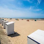 Apartment Steps From The Quiet Seaside Path