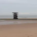 Apartment Steps From The Quiet Seaside Path