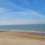 Steps From The Quiet Seaside Path Apartment *