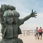 Apartment Steps From The Quiet Seaside Path