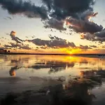 Steps From The Quiet Seaside Path Apartment *