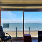 Apartment Steps From The Quiet Seaside Path