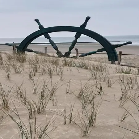 Steps From The Quiet Seaside Path ミデルケルケ